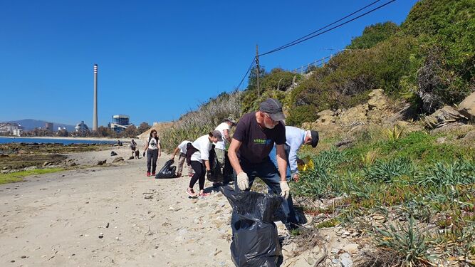 Voluntarios recogen basura en Guadarranque.