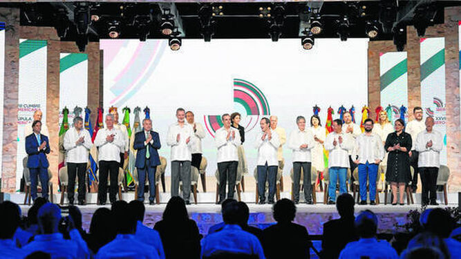 Foto de familia de todos los líderes presentes en la Cumbre Iberoamericana, entre ellos Felipe VI y Pedro Sánchez.