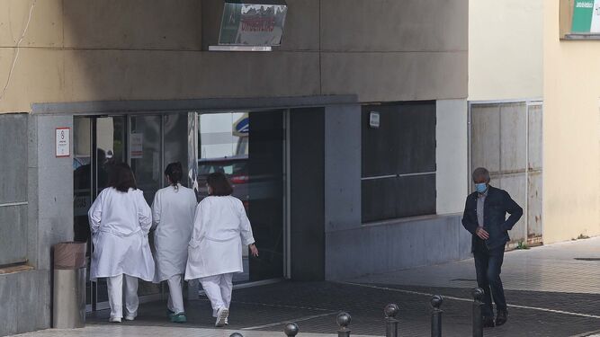 Personal sanitario en las Urgencias del Hospital Punta Europa de Algeciras