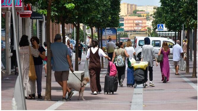 Vecinos de Algeciras pasean por la calle Ancha.