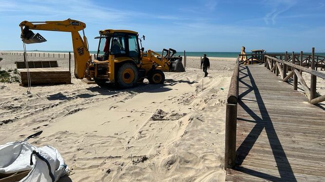 Trabajos en la playa de Camposoto para el montaje de los módulos de servicio en 2023.