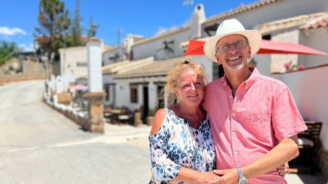 Steve y Julie Ward, los propietarios de los alojamientos turísticos Cuevas de la Paz, en la provincia de Granada.