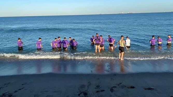 Jugadores de la Balona llevan a cabo la recuperación en la playa de Santa Bárbara
