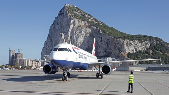 Avión en la pista del aeropuerto de Gibraltar.