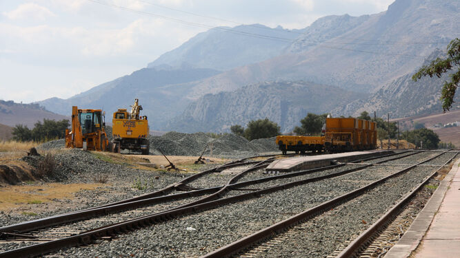 La línea ferroviaria a su paso por Ronda.