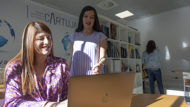 Camila Puentes Silva y Yolima Puentes Osorio, fundadoras de la compañía, en su sede dentro de la incubadora Marie Curie en La Cartuja.