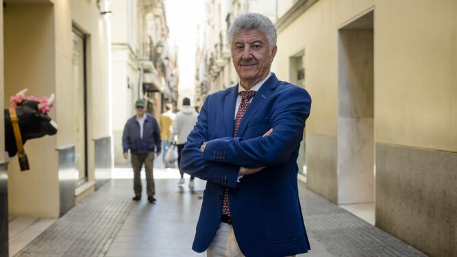 Manuel Luna, presidente de Fedeco, posa en las calles del centro comercial abierto de Cádiz.