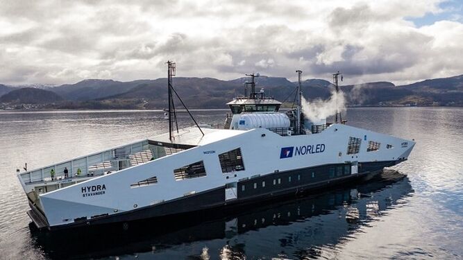 El Norled 'Hydra', primer ferry del mundo propulsado por hidrógeno líquido.
