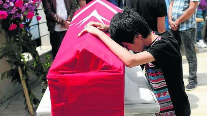 Un niño llora ayer ante el féretro de un familiar muerto en el atentado del martes en Estambul.