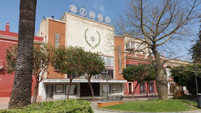 El Cine Alameda, con el letrero de Bingo, visto desde la alameda Moreno de Guerra.