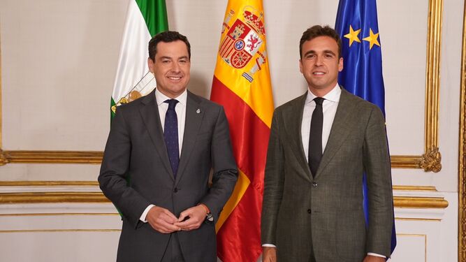 El presidente de la Junta de Andalucía, Juanma Moreno, con el presidente de la Federación Andaluza de Promotores Inmobiliarios (Fadeco Promotores), Ignacio Peinado.