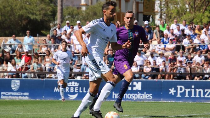 Carrasco avanza con el balón en el Marbella-Real Jaén del pasado domingo
