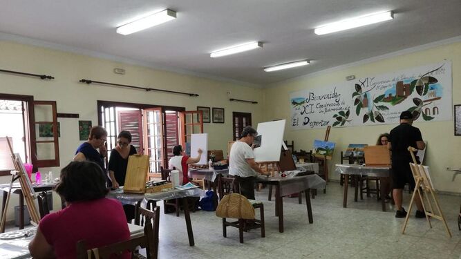 Una de las sesiones del Aula de Pintura de la Asociación de Mujeres la Jincaleta.