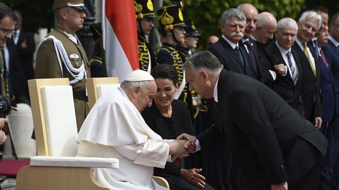 El Francisco, junto a la presidenta de Hungría, Katalin Novak, y el primer ministro, Viktor Orban.