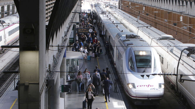 Pasajeros bajan de un tren de Renfe en la Estación de Santa Justa de Sevilla.