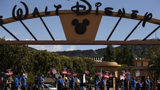 Guionistas en huelga protestan ante la sede de The Walt Disney.