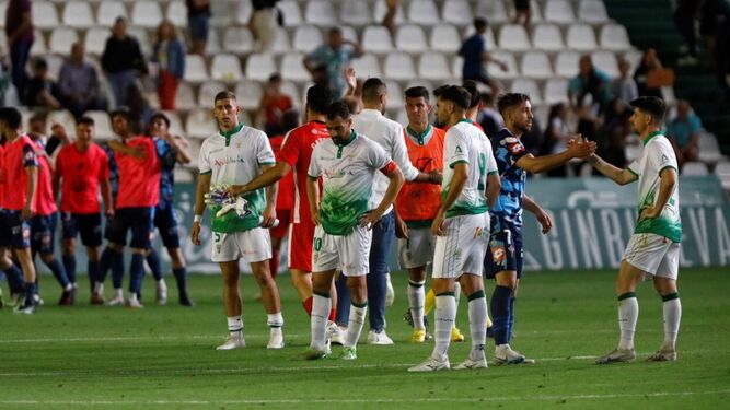 Jugadores del Córdoba, cabizbajos tras la derrota del miércoles con el Racing de Ferrol