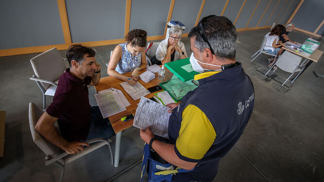 Un empleado de Correos depositando el voto por correo en una mesa electoral de Jerez en una imagen de archivo.