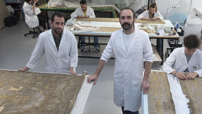 El isleño Pablo Pérez y Pablo Portillo con el resto del personal, en el taller de Cyrta, la empresa especializada en restauración y conservación de tejidos.
