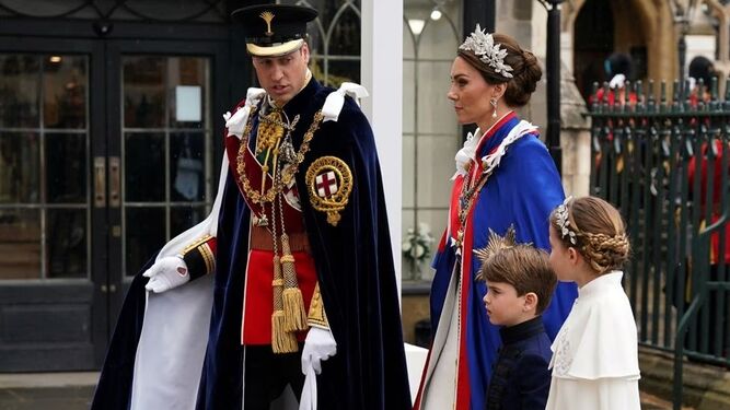 Los príncipes de Gales, Guillermo y Kate, junto a sus dos hijos.