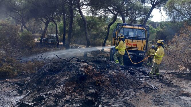 Bomberos del Infoca en un incendio en El Portil el pasado mes de abril.
