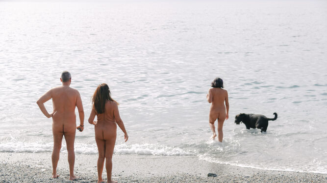 Nudismo en una playa de Granada.