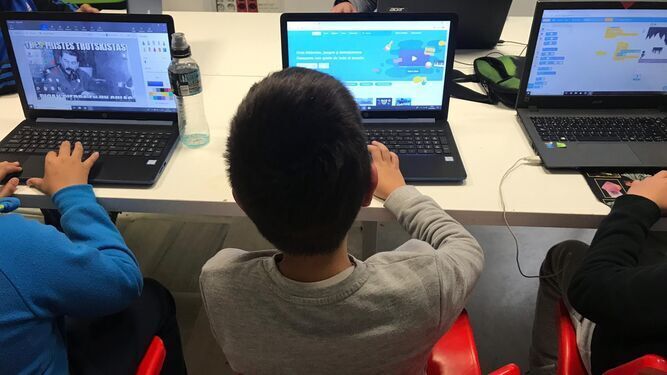 Niños manejando el ordenador en un taller para alta capacidad