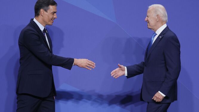 Pedro Sánchez saluda a Joe Biden en un encuentro anterior.