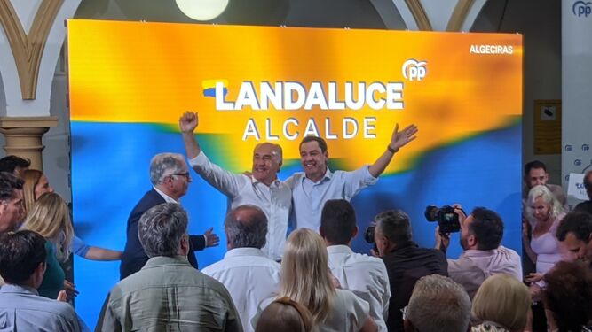 Landaluce y Juanma Moreno saludan a los asistentes al mitin.