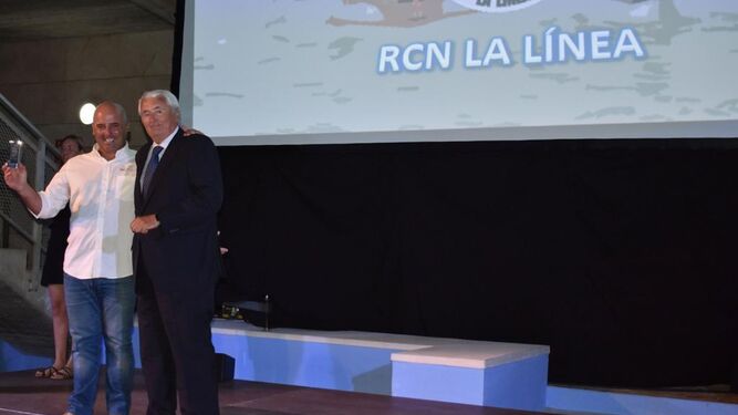 Marcos Belizón, comodoro del Real Club Náutico de La Línea, con el premio