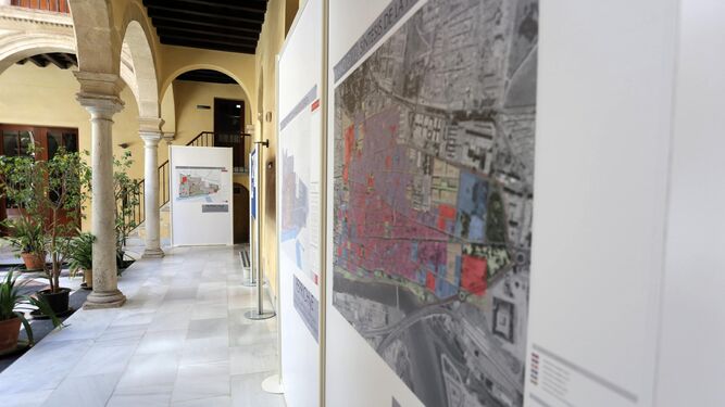 Una imagen retrospectiva de la exposición pública de un relevante documento urbanístico en el patio del Palacio de Valdivieso.