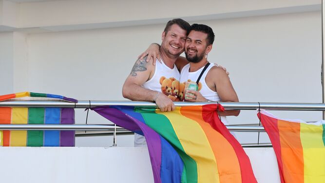 Dos hombres celebran el Gay Pride Maspalomas 2023.