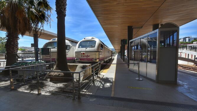 Dos trenes en la estación de Algeciras.