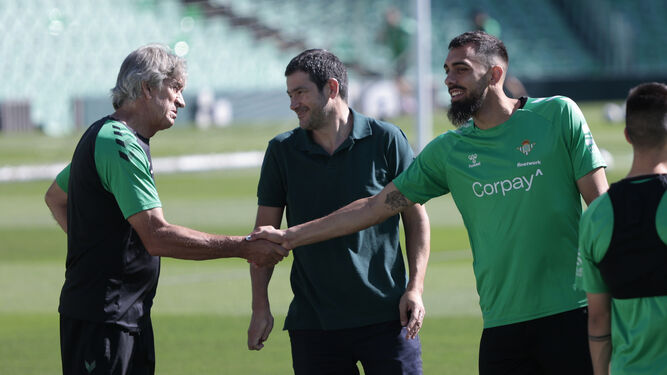 Borja Iglesias saluda a Manuel Pellegrini en un entrenamiento, en presencia del CEO del Betis, Ramón Alarcón.