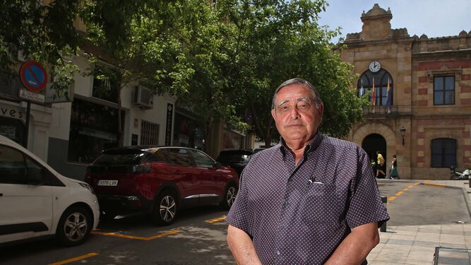 Rafael Fenoy, candidato a la alcaldía de Algeciras por Adelante Andalucía, en la calle Trafalgar.