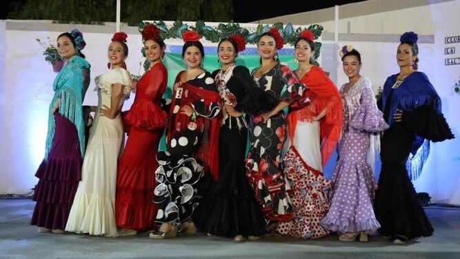 Las salineras de la Feria del Carmen y de la Sal de 2023 posando tras la gala llevada a cabo en San Fernando en la que resultaron elegidas.
