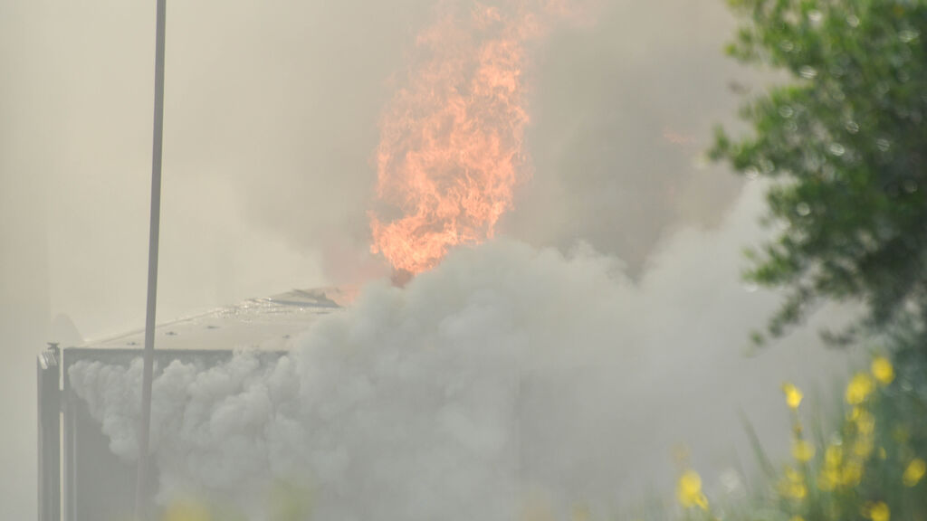 Las fotos del incendio de un cami&oacute;n en el Acceso norte al Puerrto de Algeciras