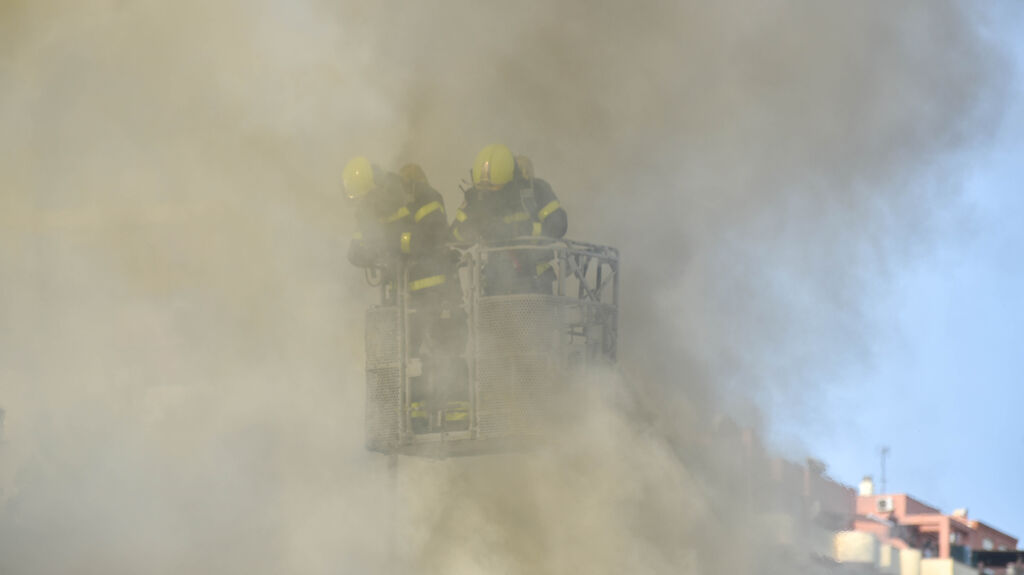 Las fotos del incendio de un cami&oacute;n en el Acceso norte al Puerrto de Algeciras