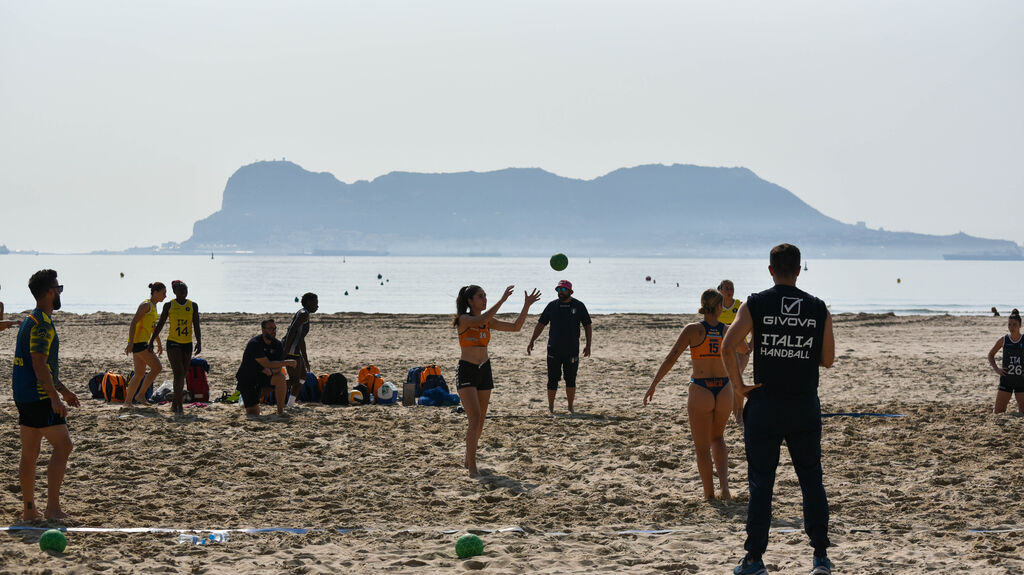 Las selecciones italianas de balonmano-playa se entrenan en Algeciras
