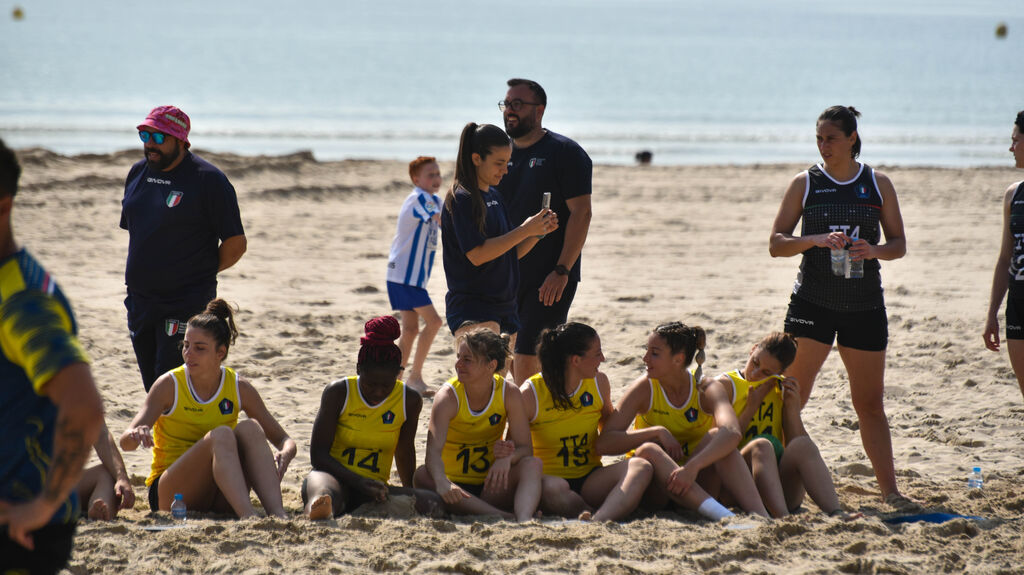 Las selecciones italianas de balonmano-playa se entrenan en Algeciras