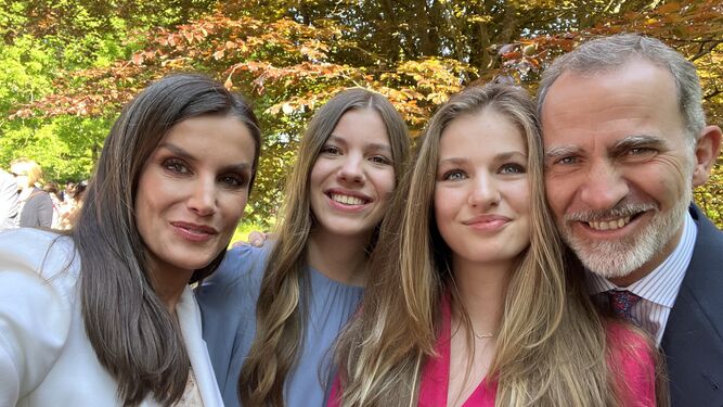 El selfie de doña Letizia junto a sus hijas y su marido, con motivo de la graduación de doña Leonor