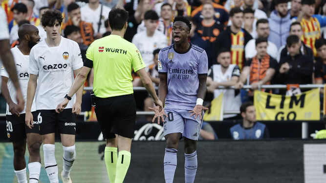 Vinícius se queja al árbitro durante el Valencia-Real Madrid.