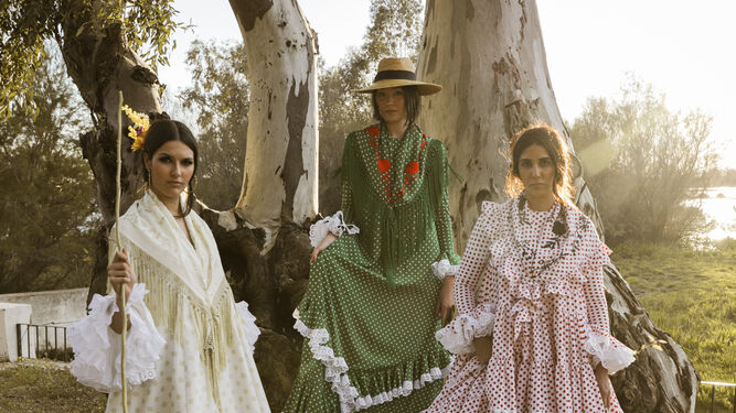 Diseños de la nueva colección de moda flamenca de Gil Ortiz presentada en la aldea del Rocío.