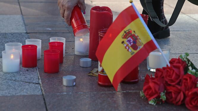 Varias velas colocadas en la Plaza Alta, en homenaje a Diego Valencia, el 26 de enero de 2023.