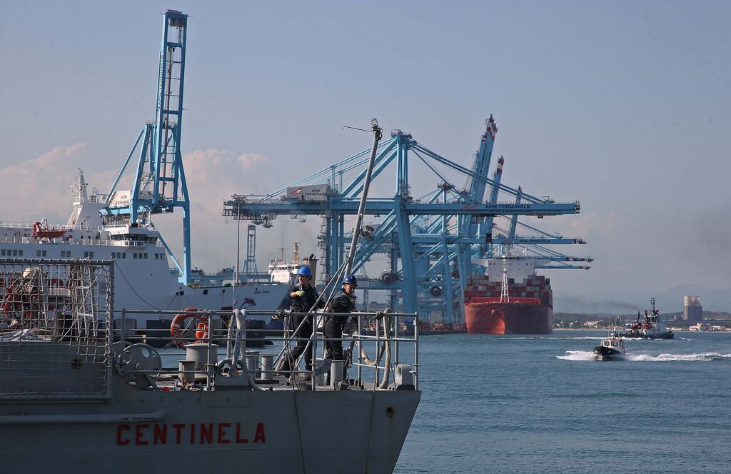 La llegada del patrullero de la Armada 'Centinela' al puerto de Algeciras, en im&aacute;genes