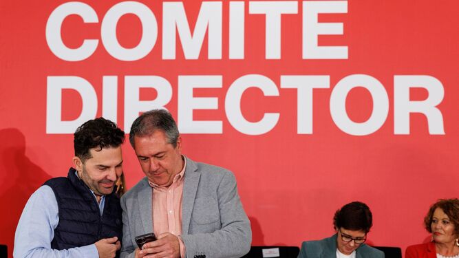 Noel López y Juan Espadas, en el comité director del partido el pasado mes de marzo.