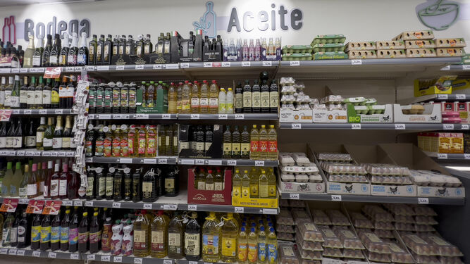 Sección de aceites en un supermercado