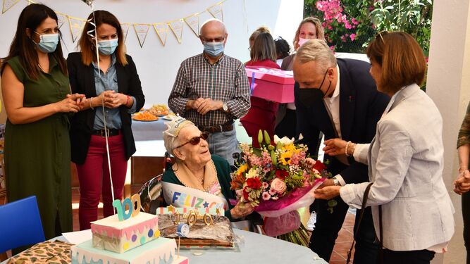 María Luisa Baños recibe un ramo de flores por sus 100 años.
