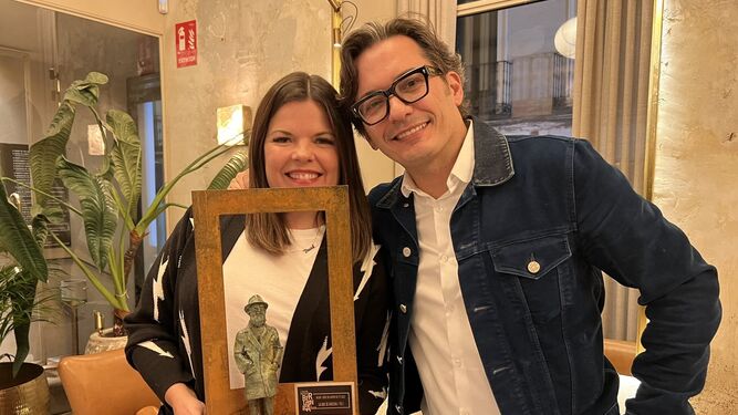 Alberto Caballero y Laura Caballero, los creadores de 'La que se avecina', posan con el Premio Berlanga a la mejor serie.