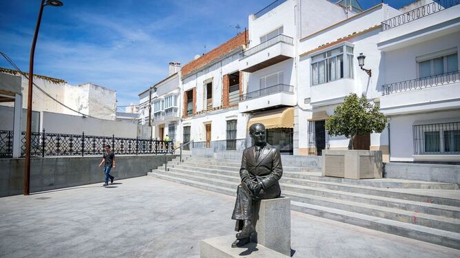 Una plaza de Trebujena con la escultura de Federico García Lorca